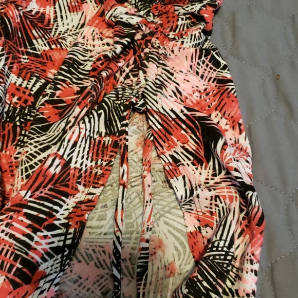 Guess skirt that cinchs at the side for a slit - Picture 2 of 3